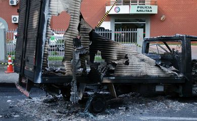 Um caminhão incendiado bloqueia a delegacia do batalhão da Polícia Militar, colocada ali por uma quadrilha que roubou um Banco do Brasil em Criciúma, Santa Catarina, Brasil, em 1º de dezembro de 2020. REUTERS / Guilherme Ferreira