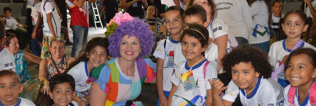 A contadora de histórias Nyedja Gennare encanta público infantil durante a 2ª Bienal do Livro e da Leitura, em Brasília