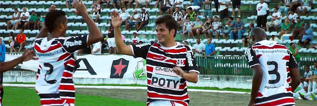 Jogadores do Santa Cruz comemoram gol no empate em 1 a 1 com o Botafogo-PB Jogadores do Santa Cruz comemoram gol no empate em 1 a 1 com o Botafogo-PB