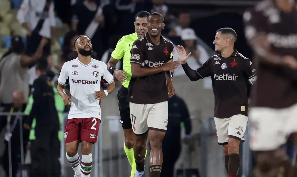 Vasco derrota Fluminense no Maracanã