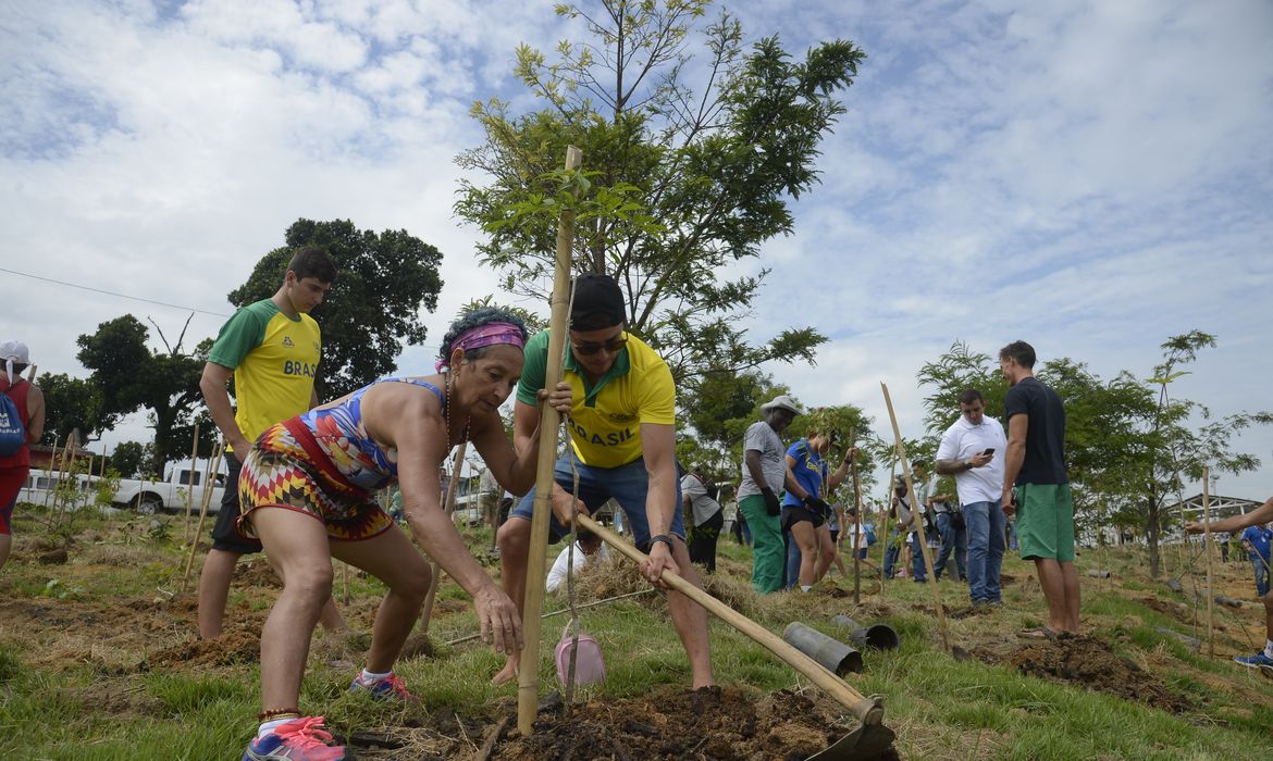 Tânia Rêgo/Agência Brasil Atletas olímpicos, representantes de vários clubes, alunos da rede municipal de ensino, de projetos sociais e estudantes de universidades, além da comunidade do entorno; participam do plantio da Floresta dos Atletas, no Parque Radical de