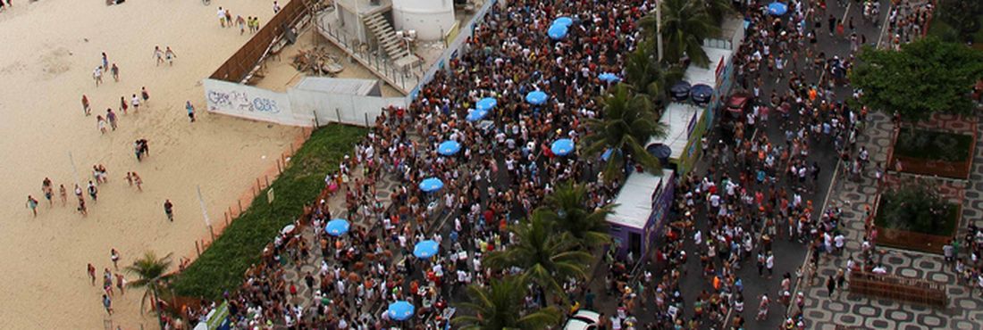 Empolga às 9 arrasta multidão pela orla carioca