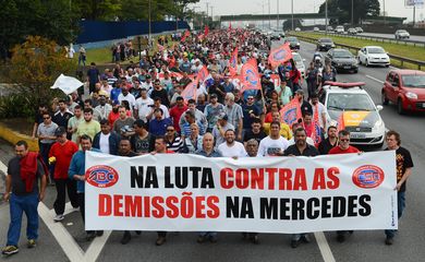 São Bernardo do Campo (SP) - Manifestação de trabalhadores da Mercedes-Benz em defesa do emprego bloqueia a Via Anchieta (Rovena Rosa/Agência Brasil)