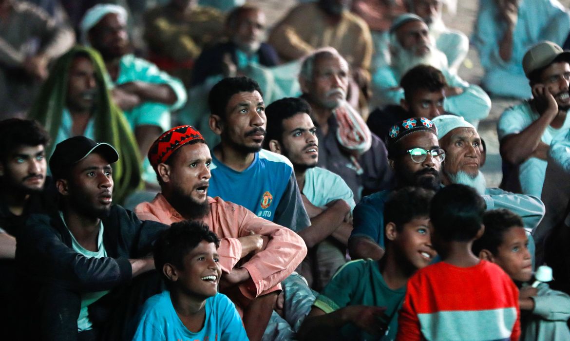 Paquistaneses assistem à Copa do Mundo em Karachi