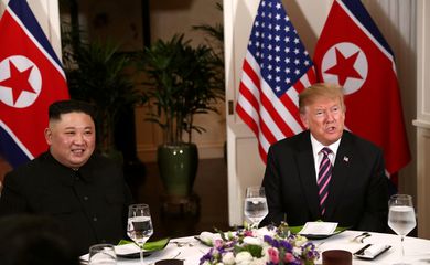 O presidente dos EUA, Donald Trump, e o líder norte-coreano, Kim Jong-Un, durante jantar na segunda cúpula EUA-Coréia do Norte, em Hanói, no Vietnã.