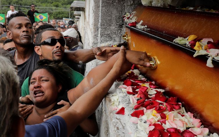 Luciana Nogueira, viúva do músico Evaldo Rosa dos Santos, que foi morto durante uma operação militar, no sepultamento do corpo do músico.