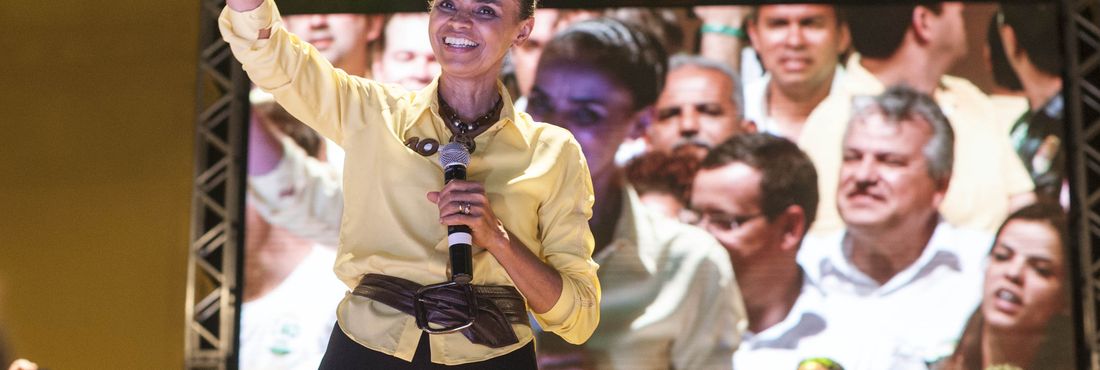 A candidata Marina Silva se encontra com família Campos durante comício em Recife
