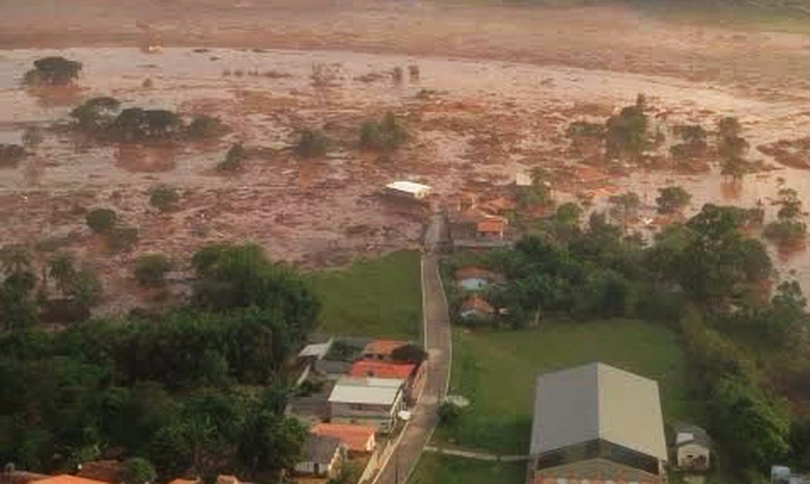 Barragem se rompe e inunda distrito de Mariana