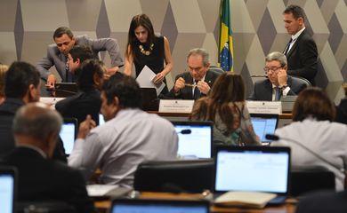 Brasília - Reunião da Comissão do Impeachment para a votar o relatório do senador Antonio Anastasia (Antônio Cruz/Agência Brasil)