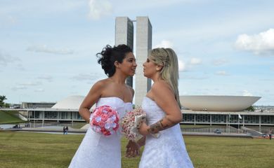 Primeiro casamento coletivo de parceiros homossexuais do DF, no Dia Mundial do Orgulho Gay, comemorado neste domingo (28), em frente ao Congresso Nacional (Antonio Cruz/Agência Brasil)