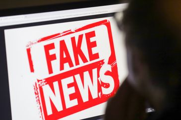Fake News, ou Notícias Falsas (termo traduzido), são conteúdos enganosos distribuídos deliberadamente e principalmente através de plataformas digitais e redes sociais, e têm por objetivo enganar a fim de obtenção de ganhos financeiros ou políticos. Normal