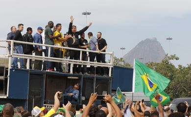 Presidente Jair Bolsonaro participa de ato com apoiadores no Monumento aos Pracinhas, no Aterro do Flamengo, na zona Sul do Rio.