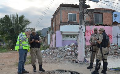 Guarda Municipal e moradores da Vila Autódromo se enfrentaram durante tentativa de demolição de casas na comunidade, vizinha às instalações do Parque Olímpico dos Jogos Rio 2016 (Fenando Frazão/Agência Brasil)