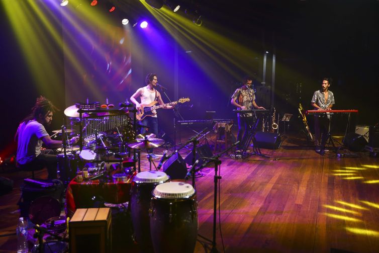 A banda A Engrenagem, durante participação no Festival de Música Nacional FM.
