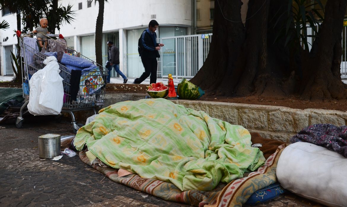 São Paulo - Pessoa em situação de rua dorme na Rua São Luís, região central (Rovena Rosa/Agência Brasil)
