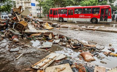 Porto Alegre (RS), 24/05/2024 – CHUVAS/ RS - LIXO - Após fortes chuvas, funcionários do departamento municipal de limpeza urbana (DMLU), fazem a retirada de lixo acumulado nas ruas de Porto Alegre. 
Foto: Rafa Neddermeyer/Agência Brasil