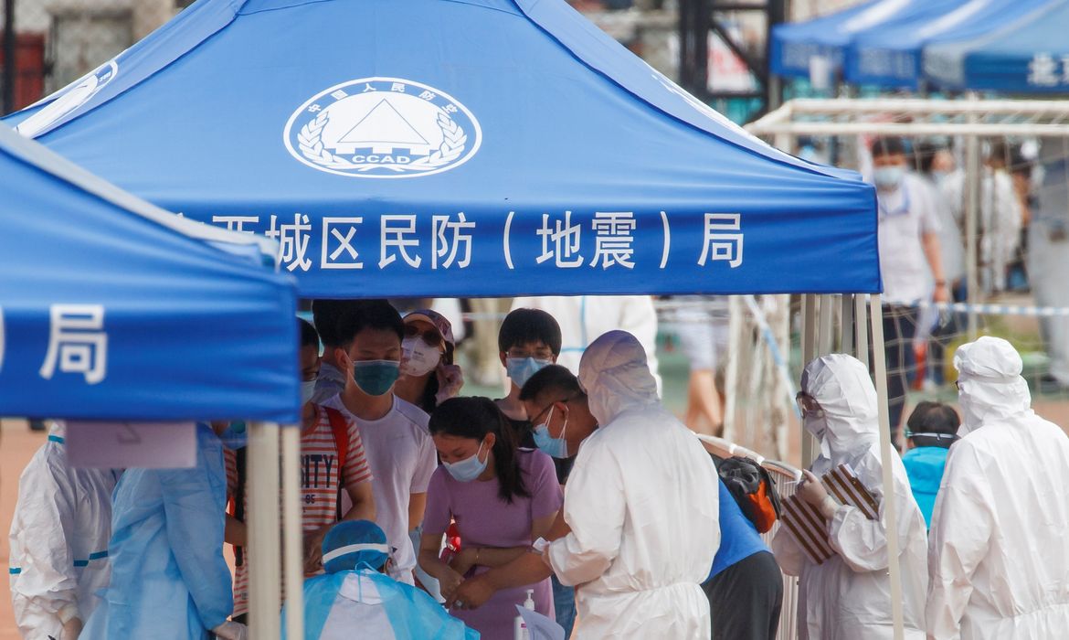 Pessoas fazem fila para serem submetidas a teste para Covid-19 em Pequim