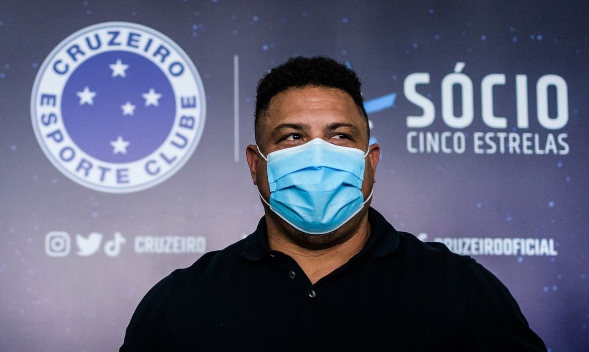 Ronaldo assina contrato e oficializa compra da SAF do Cruzeiro - em 14/04/2022