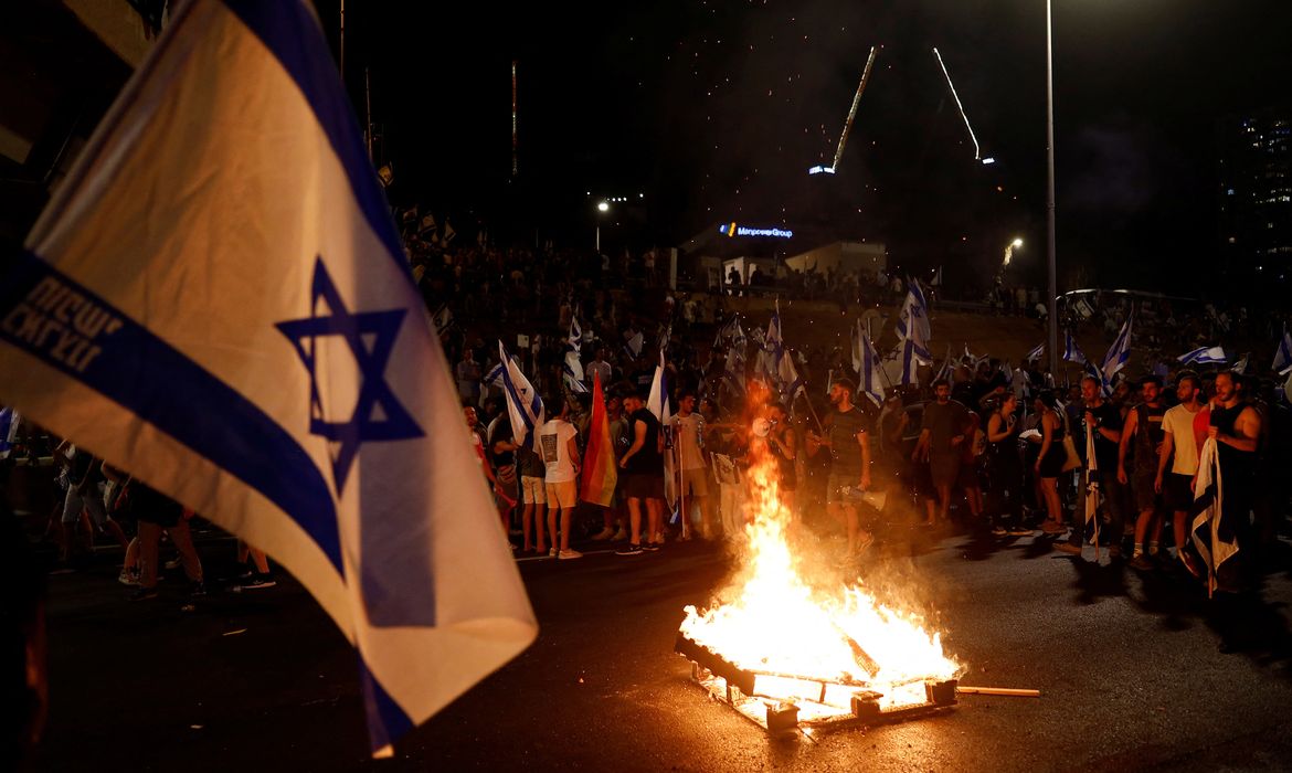 Protesto em Tel Aviv.  24/7/2023   REUTERS/Corinna Kern