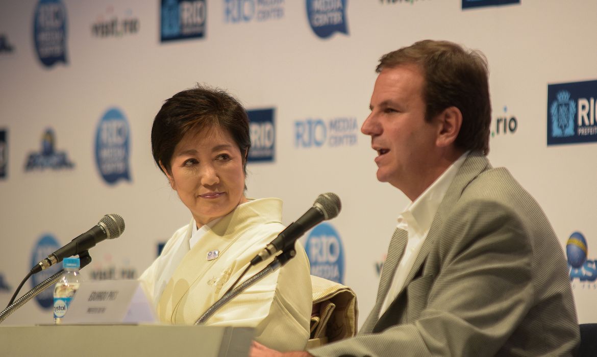 A governadora da cidade de Tóquio, Yuriko Koike, em entrevista no Rio Media Center ao lado do prefeito do Rio, Eduardo Paes