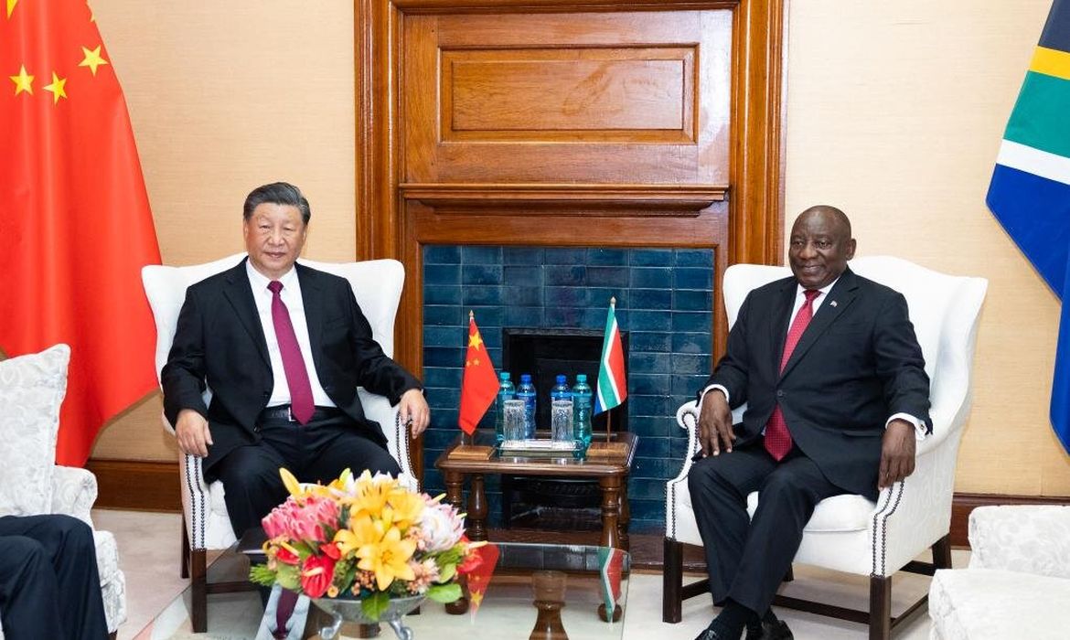 Xi Jinping e Cyril Ramaphosa em encontro na 15ª Cúpula do Brics, em Joanesurgo, na África do Sul.