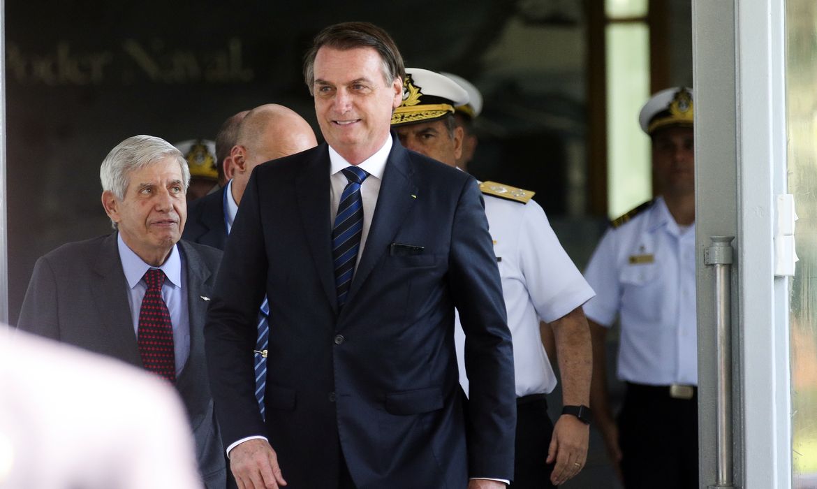 Presidente Jair Bolsonaro durante visita ao Ministério da Marinha.