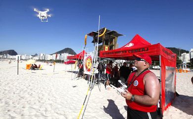 Bombeiro pilota drone que será utilizado para auxiliar salvamentos nas praias cariocas neste verão 
