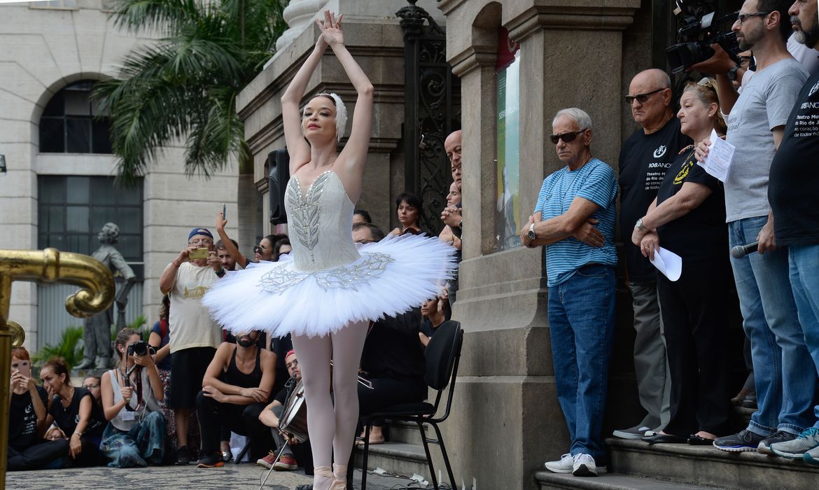 Rio de Janeiro - Funcionários do Theatro Municipal protestam contra a crise financeira do estado com apresentação artística na escadaria do prédio (Tomaz Silva/Agência Brasil)