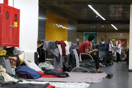 Refugiados afegãos que obtiveram visto humanitário para o Brasil acampam no Aeroporto de Guarulhos a espera de abrigo.