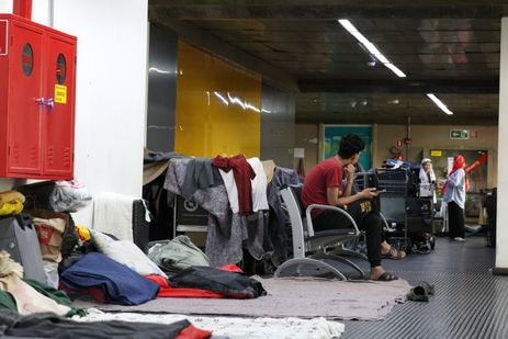 Rovena Rosa/Agência Brasil Refugiados afegãos que obtiveram visto humanitário para o Brasil acampam no Aeroporto de Guarulhos a espera de abrigo.