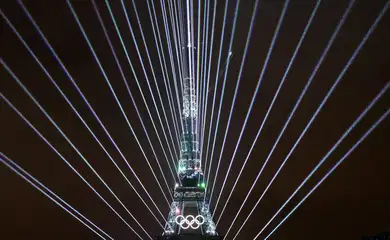 Paris 2024 Olympics - Opening Ceremony - Paris, France - July 26, 2024. Lights illuminate the Eiffel Tower during the opening ceremony of the Paris 2024 Olympic Games in Paris on July 26, 2024.     LUDOVIC MARIN/Pool via REUTERS
