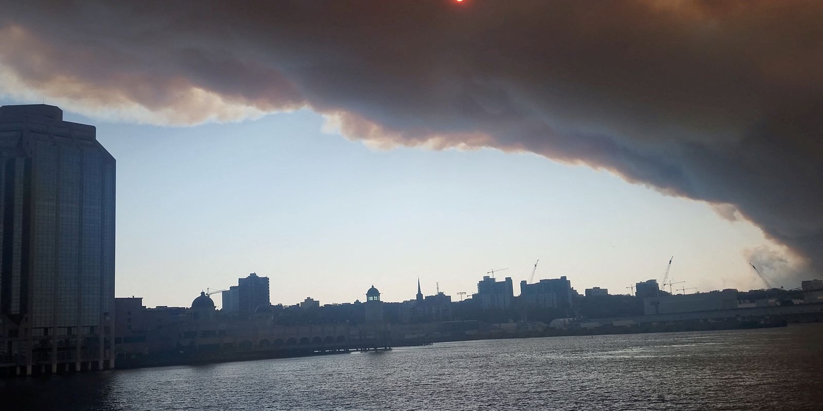 Incêndio em Halifax, no Canadá, leva a desocupação forçada de milhares