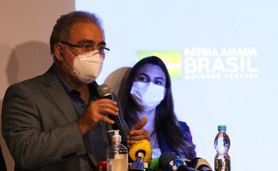 O ministro da Saúde, Marcelo Queiroga,fala à imprensa, após o chegada do carregamento de 3,8 milhões doses da vacina AstraZeneca no Aeroporto Internacional de Guarulhos.