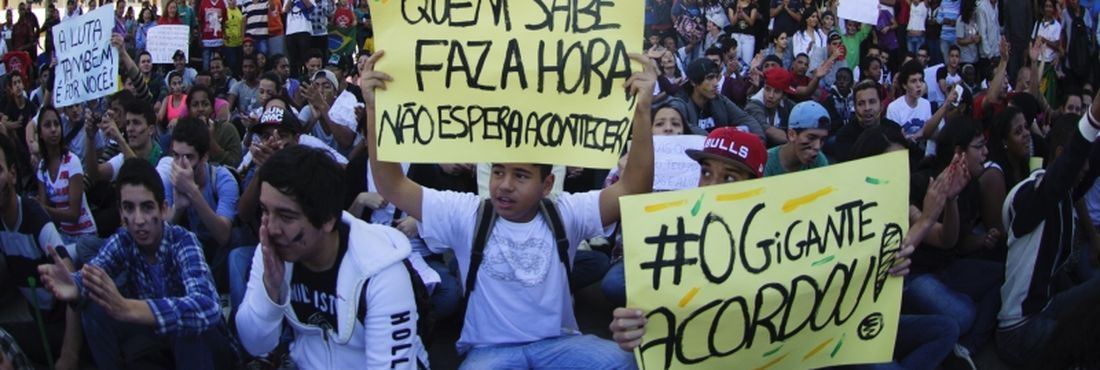 Manifestantes fazem protesto em frente à subprefeitura do M'boi Mirim, zona sul de São Paulo