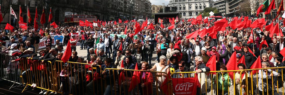Populares participam na manifestação da União dos Sindicatos do Porto/CGTP-IN no dia em que se comemora o 1.º de Maio, Porto, 1 de maio de 2013. JOSE COELHO/LUSA