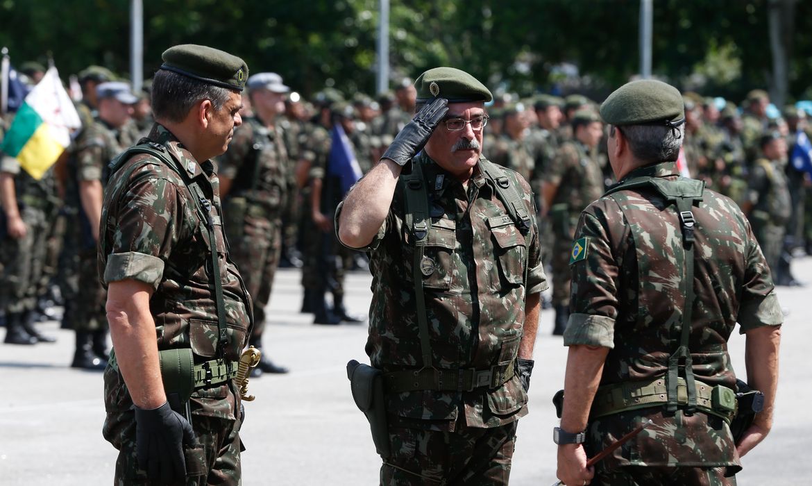 Rio de Janeiro - O chefe de Gabinete de Intervenção, general Mauro Sinott, faz a transmissão do cargo de comando da 1ª Divisão de Exército ao general Antônio Manoel de Barros, na Vila Militar (Tânia Rêgo/Agência Brasil)