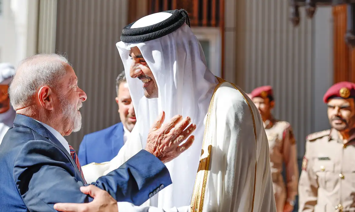 30.11.2023 - Presidente da República, Luiz Inácio Lula da Silva, acompanhado do Emir do Catar, Xeque Tamim bin Hamad al-Thani, durante cerimônia oficial de chegada.
Amiri Diwan, Doha - Catar.

Foto: Ricardo Stuckert / PR