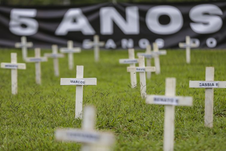 Marcelo Camargo/Agência Brasil Brasília (DF), 25/01/2024 - Cruzes são colocadas em frente ao Congresso Nacional para lembrar as vítimas do rompimento da barragem da Vale em Brumadinho. Foto: Marcelo Camargo/Agência Brasil