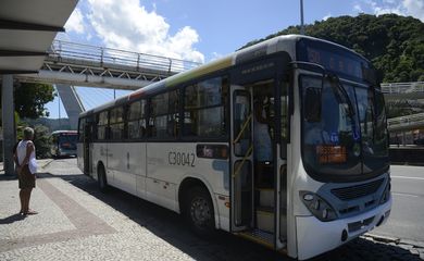 Ônibus funcionam durante o período de isolamento social causado pela pandemia do novo coronavírus (covid-19).