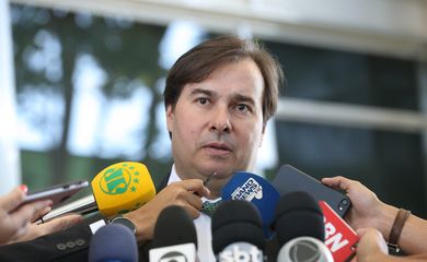 Brasília - O presidente da Câmara dos Deputados, Rodrigo Maia, fala à imprensa após reunião com a presidente do Supremo Tribunal Federal, Cármen Lúcia, no STF (Antonio Cruz/Agência Brasil)