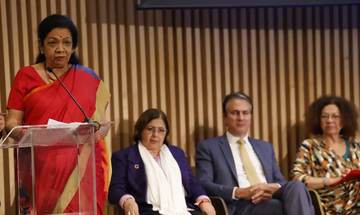 Rio de Janeiro (RJ) 14/11/2024 – A indiana Nandini Azad, representante do Fórum de Mulheres Trabalhadoras, fala na mesa de abertura do G20 Social, no Museu do Amanhã. Foto: Fernando Frazão/Agência Brasil