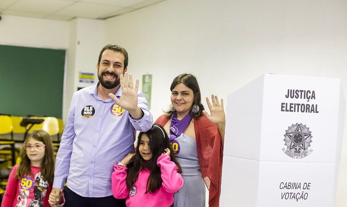 Guilherme Boulos, vota em SP, esposa  Natalia e nossas duas pequenas Sofia e Laura