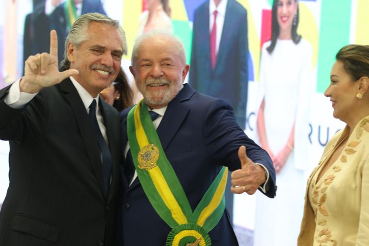 O presidente da Argentina, Alberto Fernández, cumprimenta o presidente Luiz Inácio Lula da Silva no Palácio do Planalto