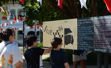Paraty (RJ) - Grupo observa programação da Flip, na Praça da Matriz  (Tomaz Silva/Agência Brasil)