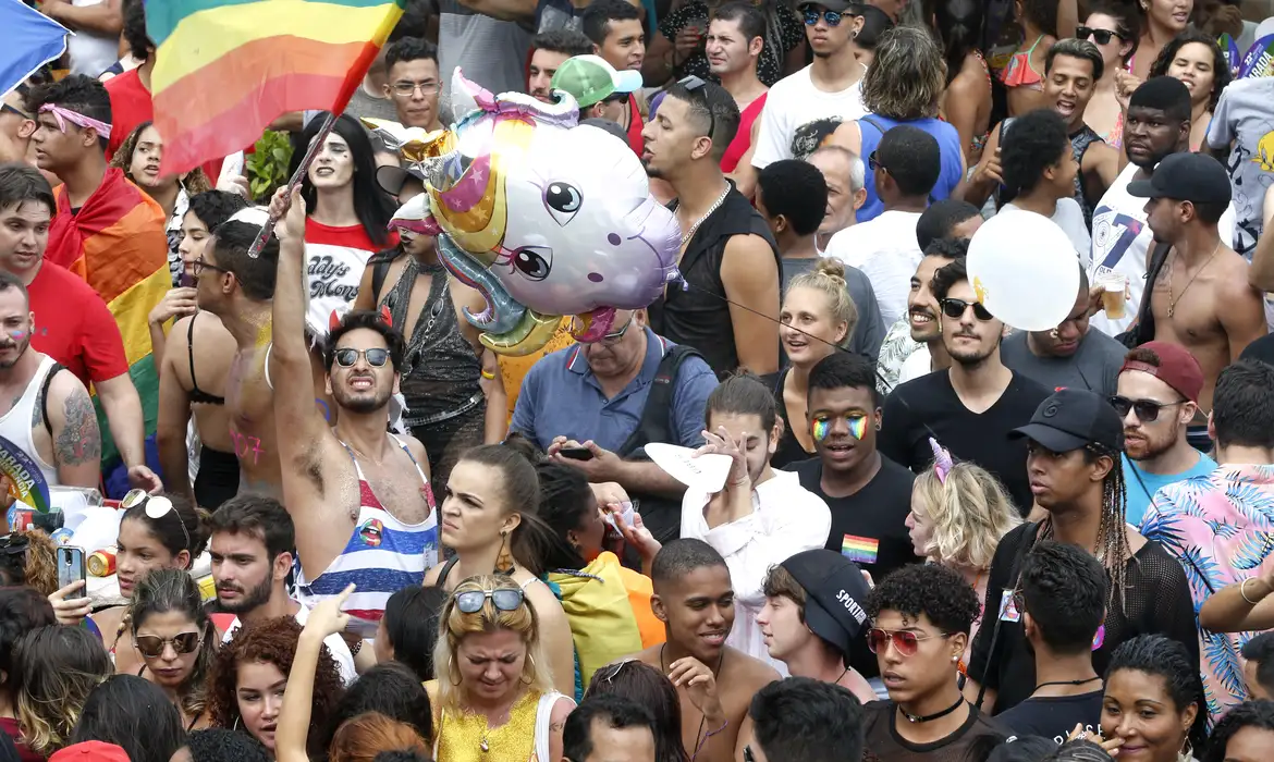 Rio de Janeiro - A 22ª edição da Parada do Orgulho LGBT (Lésbicas, Gays , Bissexuais, Travestis, Transexuais e Transgêneros) leva milhares de pessoas à Praia de Copacabana (Tânia Rêgo/Agência Brasil)