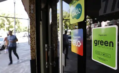 Rio de Janeiro (RJ), 12/01/2025 – Adesivos de operadoras de cartões de benefícios em restaurante. Novo decreto moderniza o Programa de Alimentação do Trabalhador (PAT) e traz novas regras ao sistema de vale-alimentação e vale-refeição. Foto: Fernando Frazão/Agência Brasil