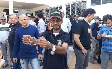Policial Severino Bezerra, de 52 anos, se algema em frente à Delegacia-Geral de Polícia Civil do Rio Grande do Norte