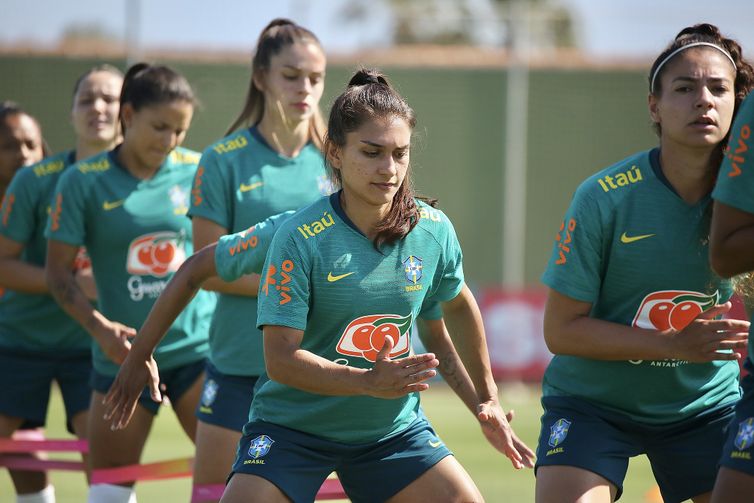 Letícia Santos (centro da foto) - seleção brasileira feminina de  futebol - treino