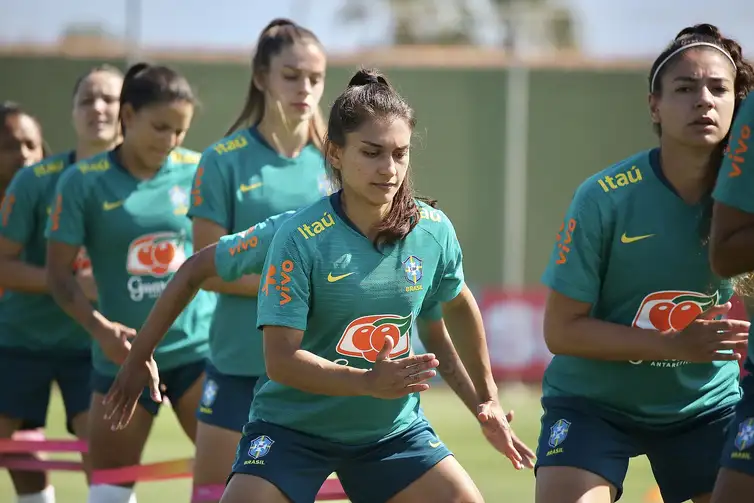 Carolina Brito/CB/Direitos Reservados Letícia Santos (centro da foto) - seleção brasileira feminina de futebol - treino