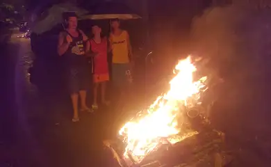 Mesmo sob chuva, a família do eletricista Jaime Mendes de Araújo mantém a tradição da fogueira no São João do Recife
